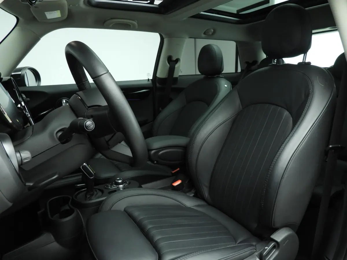 SE | Classic Uitvoering | Panoramadak | Harman-Kardon | Stoelverwarming | Carplay | Navigatie | Achteruitrijcamera | Comfort Access |