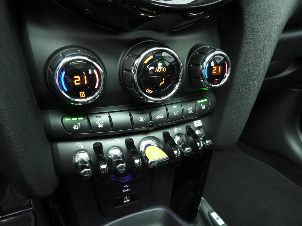 SE | Classic Uitvoering | Panoramadak | Harman-Kardon | Stoelverwarming | Carplay | Navigatie | Achteruitrijcamera | Comfort Access |