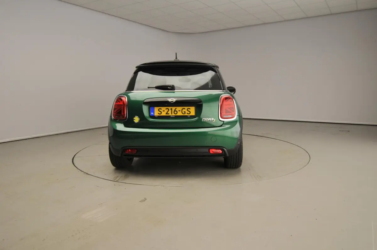 SE | Classic Uitvoering | Panoramadak | Harman-Kardon | Stoelverwarming | Carplay | Navigatie | Achteruitrijcamera | Comfort Access |