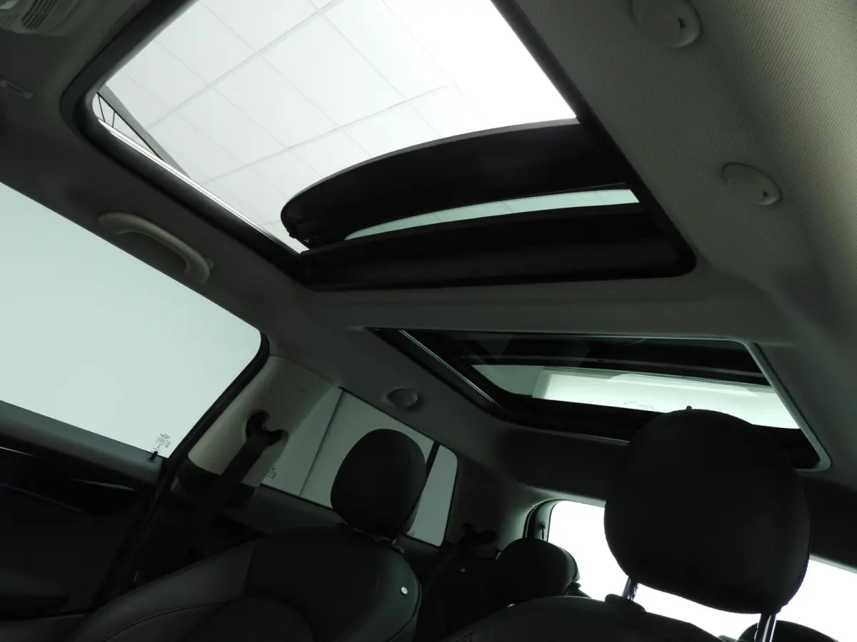 SE | Classic Uitvoering | Panoramadak | Harman-Kardon | Stoelverwarming | Carplay | Navigatie | Achteruitrijcamera | Comfort Access |