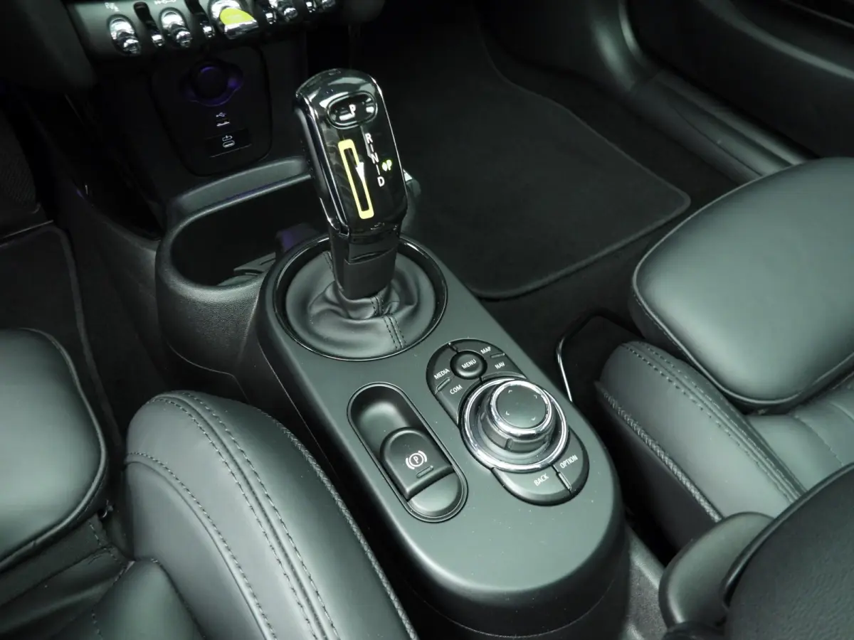 SE | Classic Uitvoering | Panoramadak | Harman-Kardon | Stoelverwarming | Carplay | Navigatie | Achteruitrijcamera | Comfort Access |