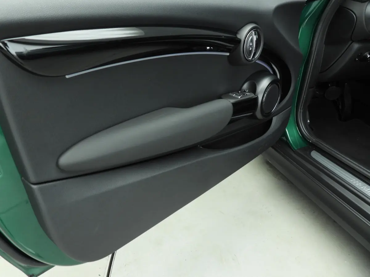 SE | Classic Uitvoering | Panoramadak | Harman-Kardon | Stoelverwarming | Carplay | Navigatie | Achteruitrijcamera | Comfort Access |