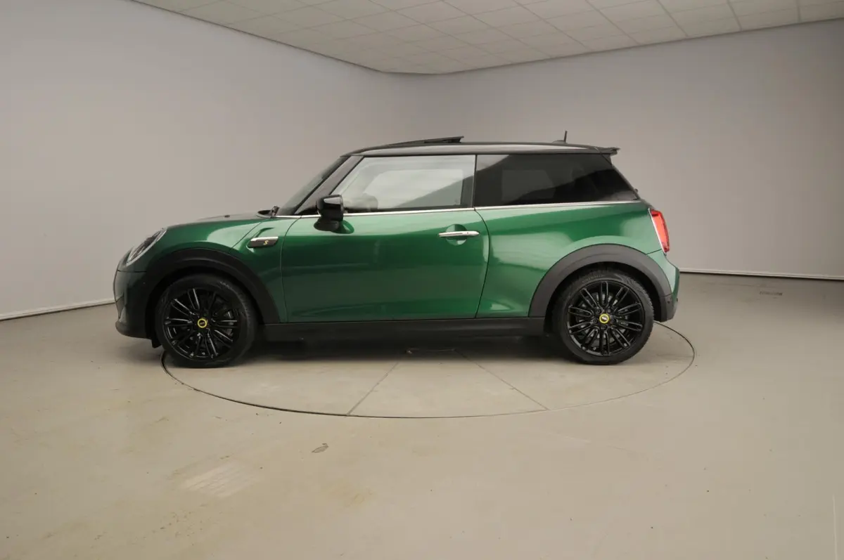 SE | Classic Uitvoering | Panoramadak | Harman-Kardon | Stoelverwarming | Carplay | Navigatie | Achteruitrijcamera | Comfort Access |