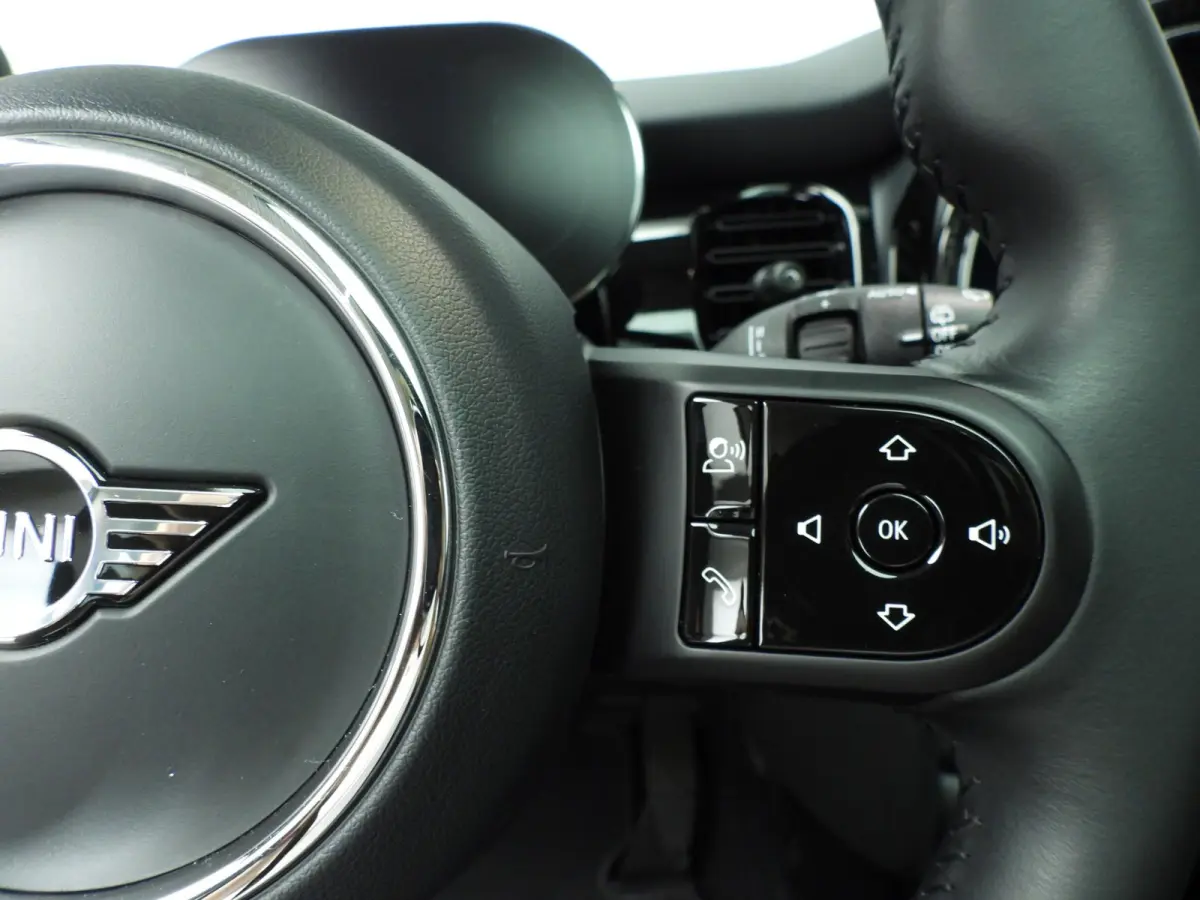 SE | Classic Uitvoering | Panoramadak | Harman-Kardon | Stoelverwarming | Carplay | Navigatie | Achteruitrijcamera | Comfort Access |