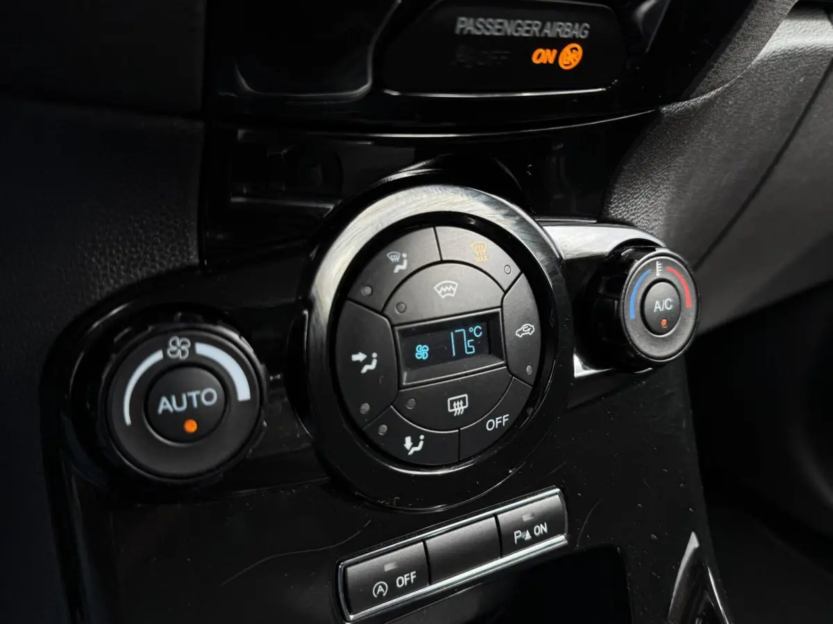 1.0 EcoBoost Titanium | Navigatie | APK 09-2027 | Cruise control | Climate control | Parkeersensoren voor + achter |