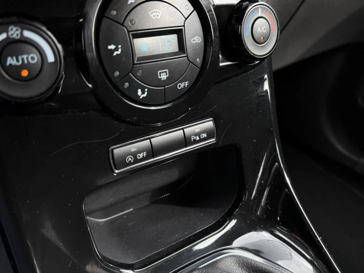 1.0 EcoBoost Titanium | Navigatie | APK 09-2027 | Cruise control | Climate control | Parkeersensoren voor + achter |