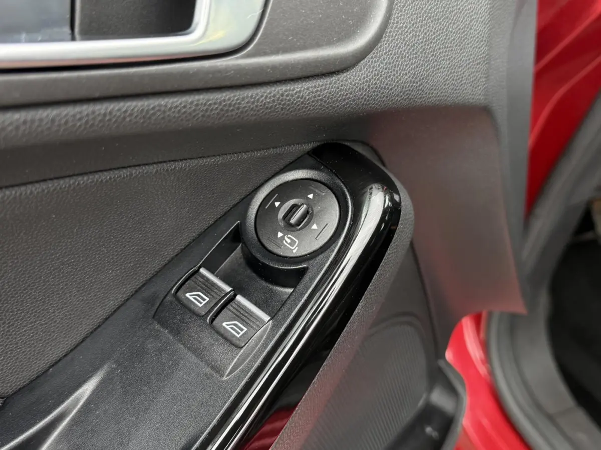 1.0 EcoBoost Titanium | Navigatie | APK 09-2027 | Cruise control | Climate control | Parkeersensoren voor + achter |