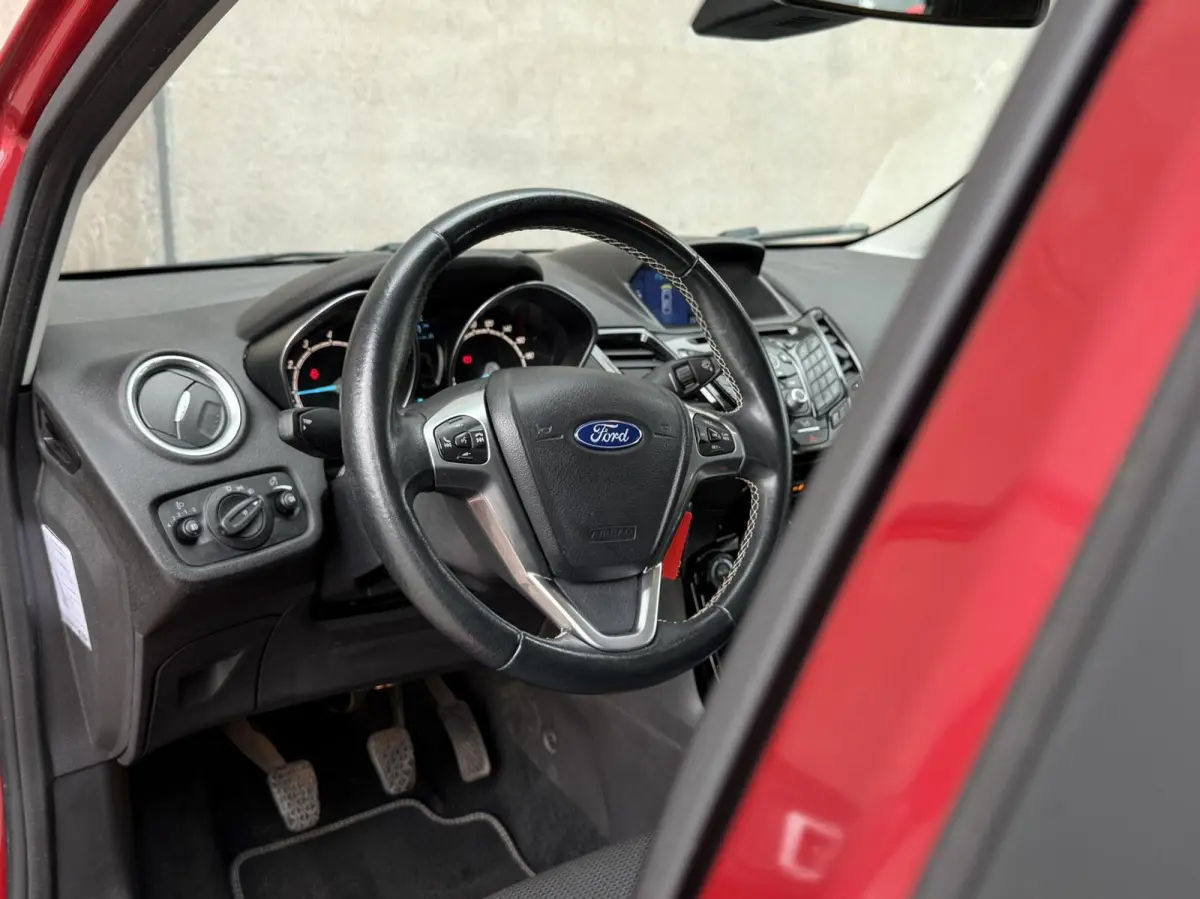 1.0 EcoBoost Titanium | Navigatie | APK 09-2027 | Cruise control | Climate control | Parkeersensoren voor + achter |