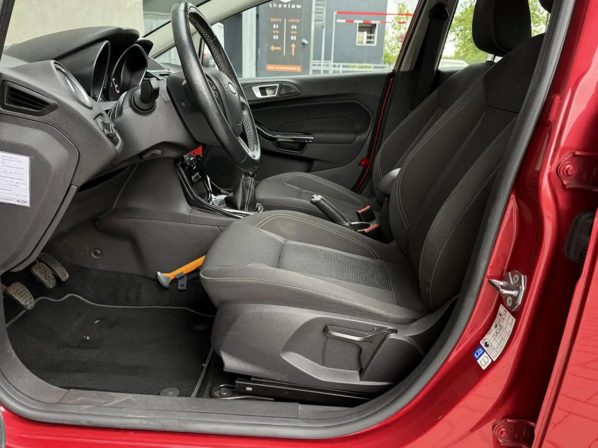 1.0 EcoBoost Titanium | Navigatie | APK 09-2027 | Cruise control | Climate control | Parkeersensoren voor + achter |