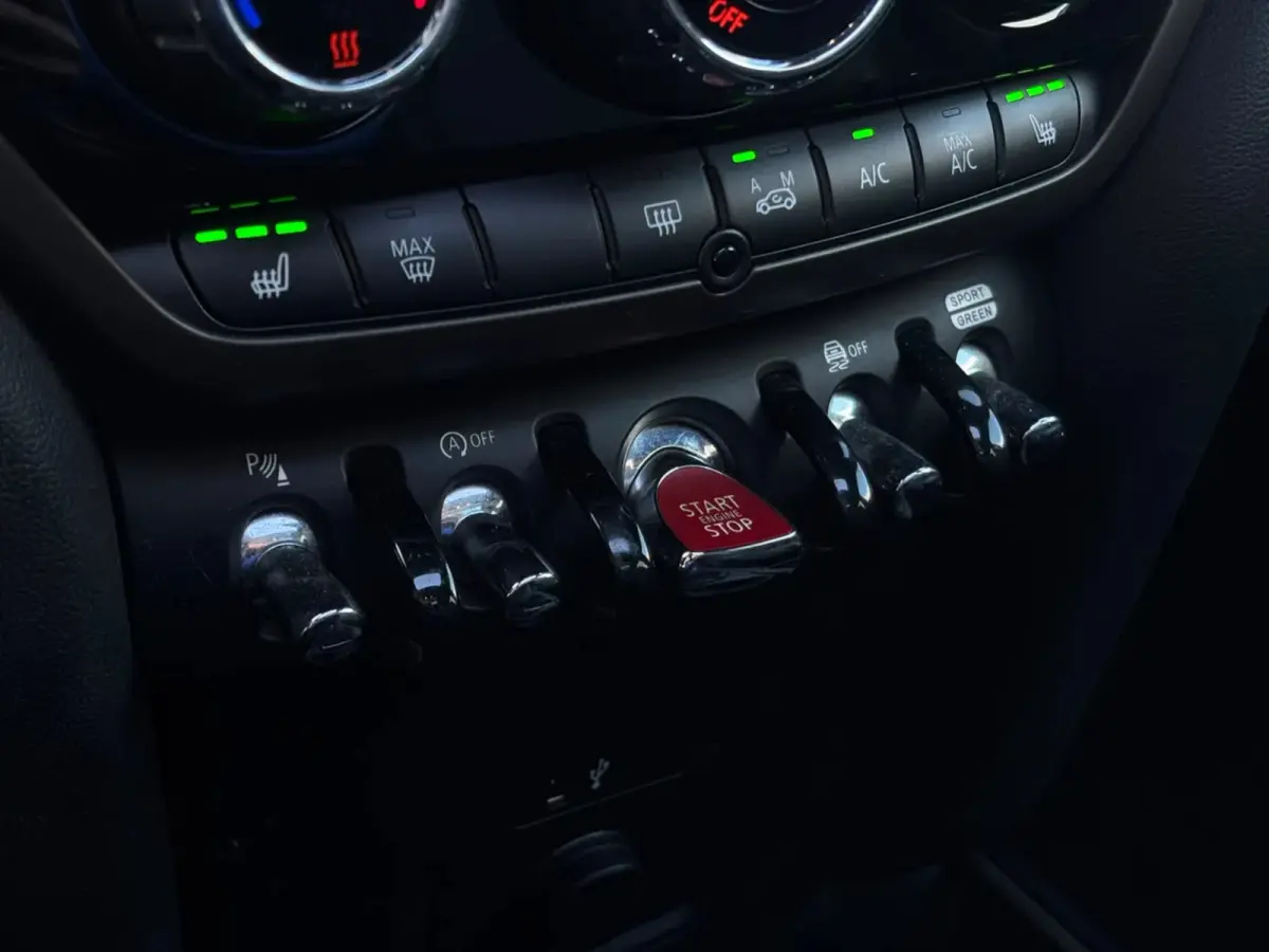 1.5 Cooper Chili Serious Business(NL-auto, Dealer OnderH, Panorama, Camera, Navi Pro, StoelV, Climate Con, Etc)