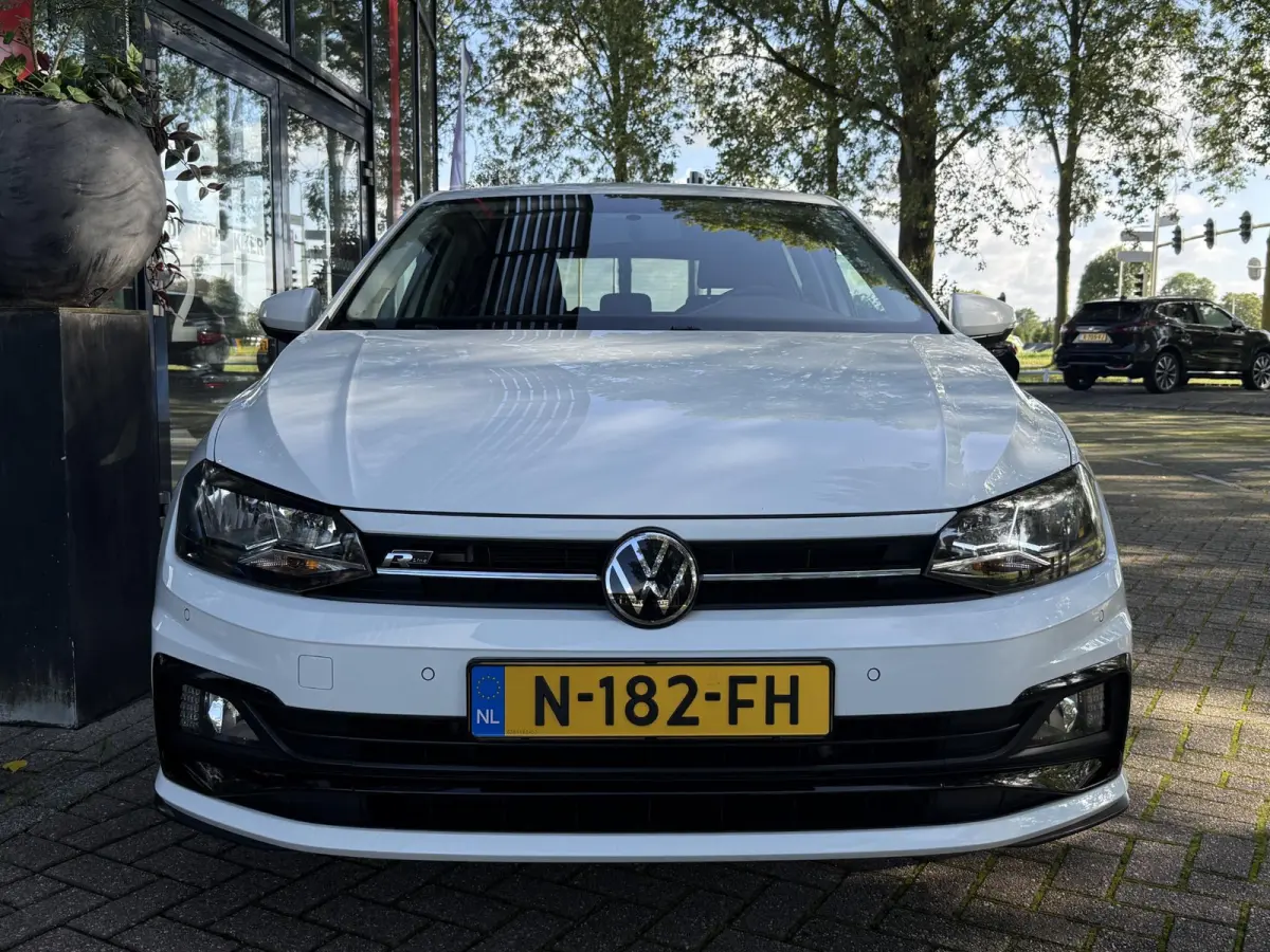 1.0 TSI R-Line Edition | Navigatie | PDC voor + achter | Airco | Apple CarPlay/Android Auto |