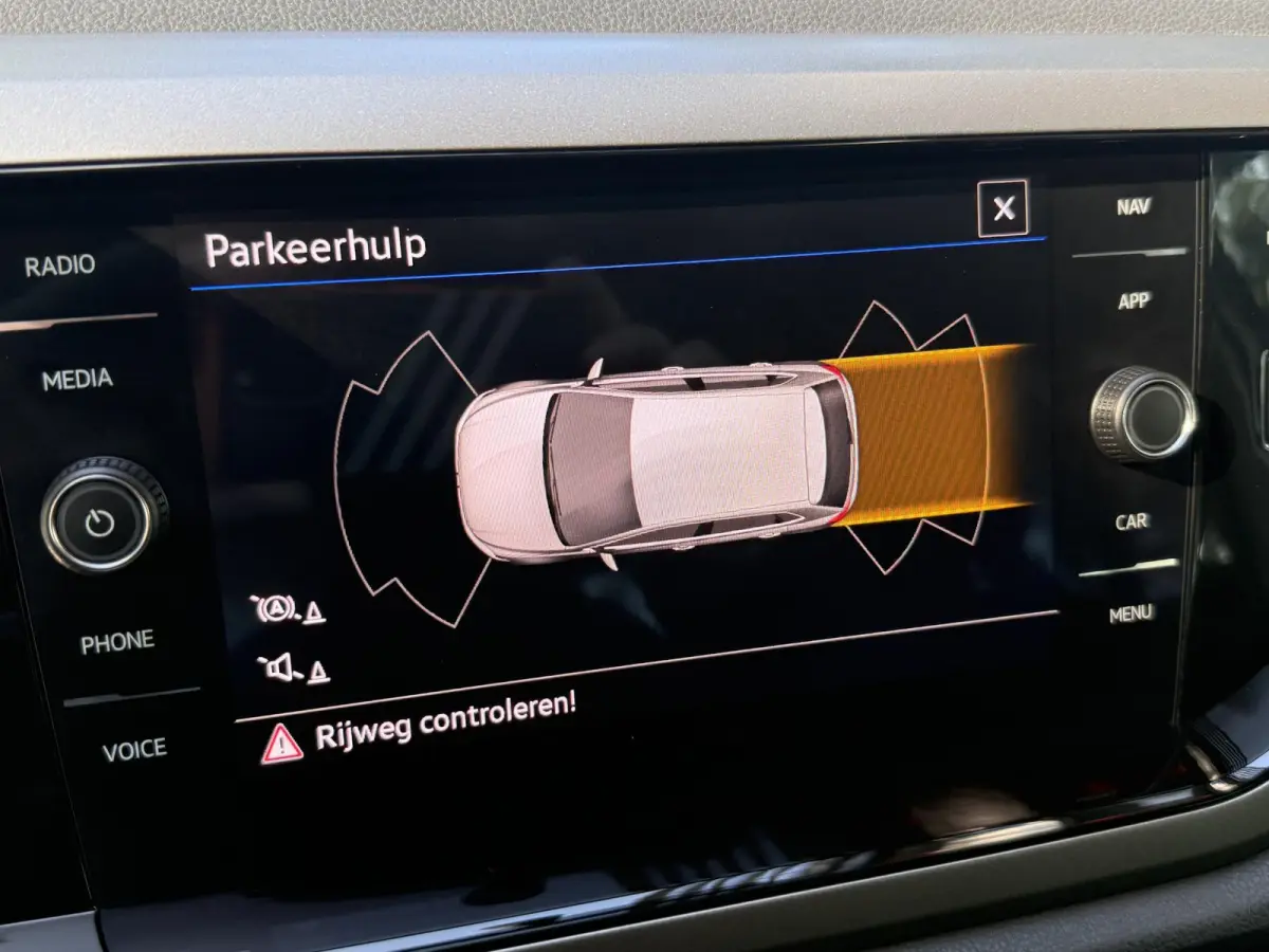 1.0 TSI R-Line Edition | Navigatie | PDC voor + achter | Airco | Apple CarPlay/Android Auto |