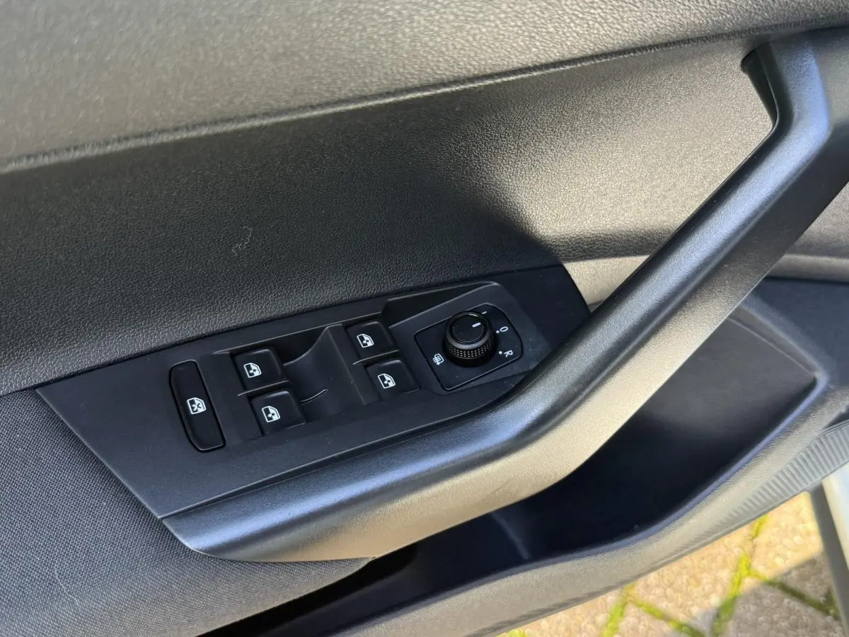 1.0 TSI R-Line Edition | Navigatie | PDC voor + achter | Airco | Apple CarPlay/Android Auto |