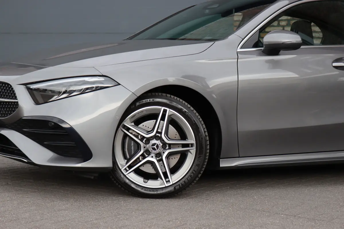 250 e AMG Line | Facelift | Panoramadak | Sfeerverlichting | Camera | Zitcomfortpakket | Keyless Go | Stoelverwarming | Widescreen |