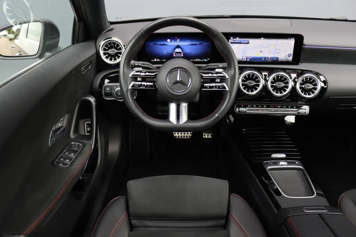 250 e AMG Line | Facelift | Panoramadak | Sfeerverlichting | Camera | Zitcomfortpakket | Keyless Go | Stoelverwarming | Widescreen |