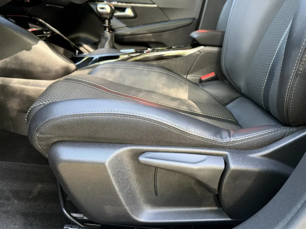 1.2 PureTech GT | Navigatie | Climate control | PDC | Apple CarPlay/Android Auto | LM Velgen |
