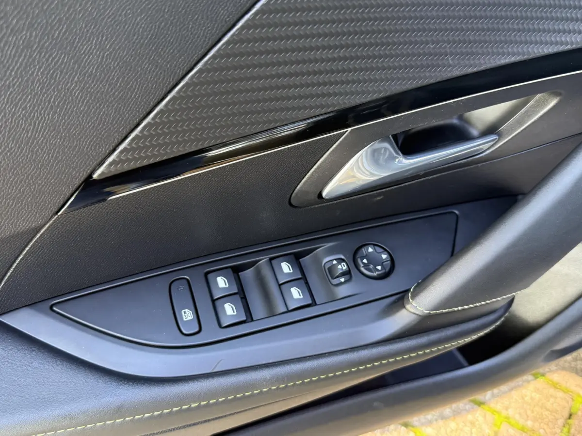 1.2 PureTech GT | Navigatie | Climate control | PDC | Apple CarPlay/Android Auto | LM Velgen |