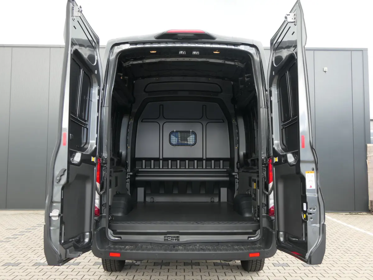 E-Transit L3H3 89kwh | Adaptive Cruise | BLIS | 5-Persoons | Navigatie | Stoelverwarming | 360 Camera | Elek. Stoel