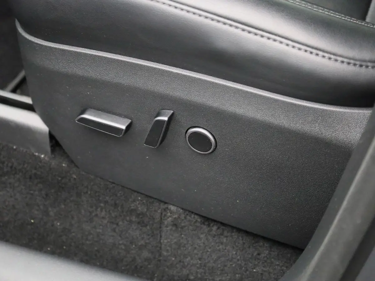 Dual Motor AWD | ACHTERUITRIJCAMERA | ELEKTRISCHE KOFFERKLEP | LEDEREN BEKLEDING | STOELVERWARMING | STUURVERWARNING |