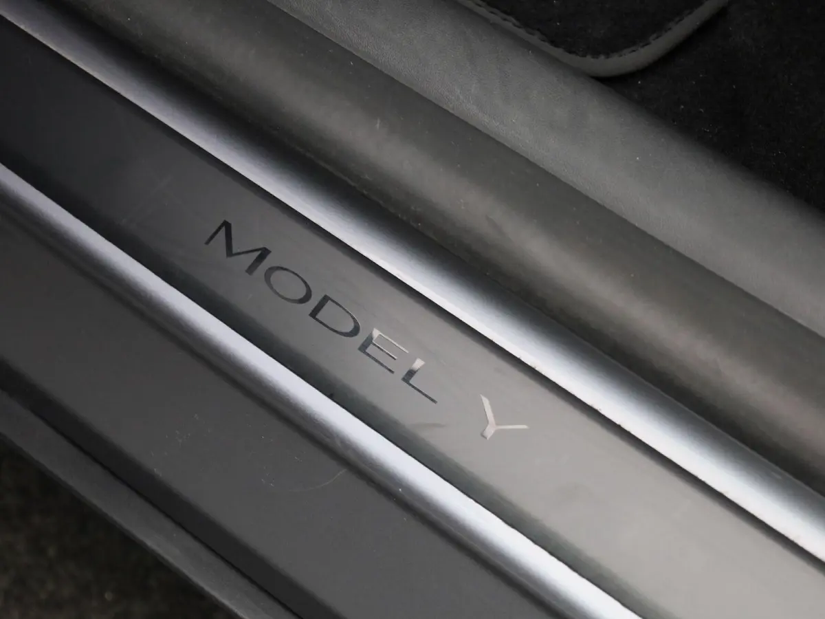 Dual Motor AWD | ACHTERUITRIJCAMERA | ELEKTRISCHE KOFFERKLEP | LEDEREN BEKLEDING | STOELVERWARMING | STUURVERWARNING |
