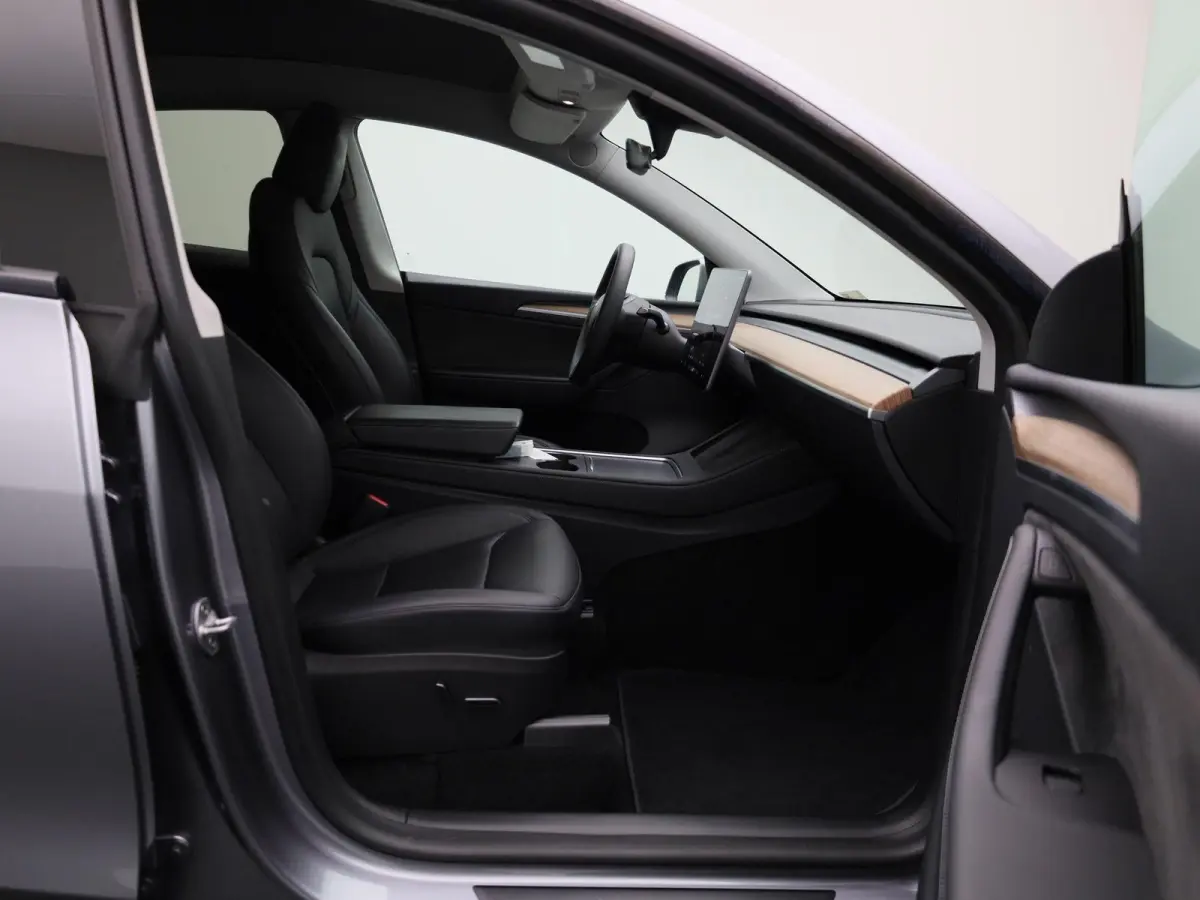 Dual Motor AWD | ACHTERUITRIJCAMERA | ELEKTRISCHE KOFFERKLEP | LEDEREN BEKLEDING | STOELVERWARMING | STUURVERWARNING |