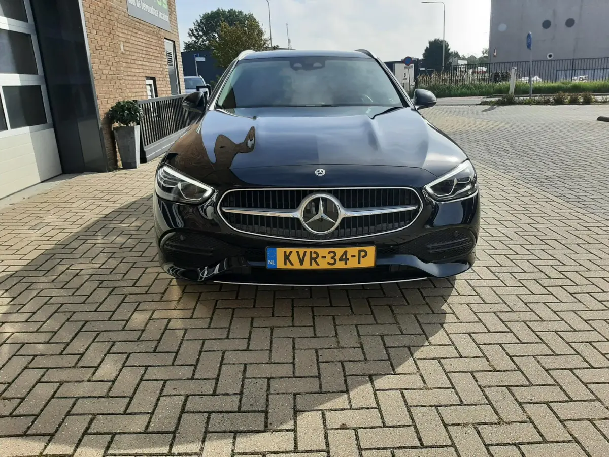 300 e Business Line SOH 98% 100km elec