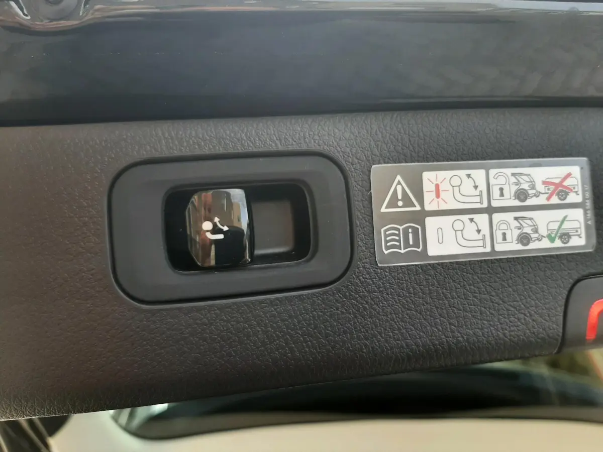 300 e Business Line SOH 98% 100km elec