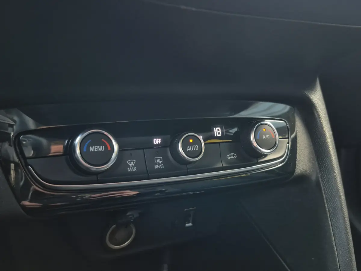 1.2 Elegance Camera | LED | Parkeersensoren | Climate control | Full map navigatie | Carplay/android auto |