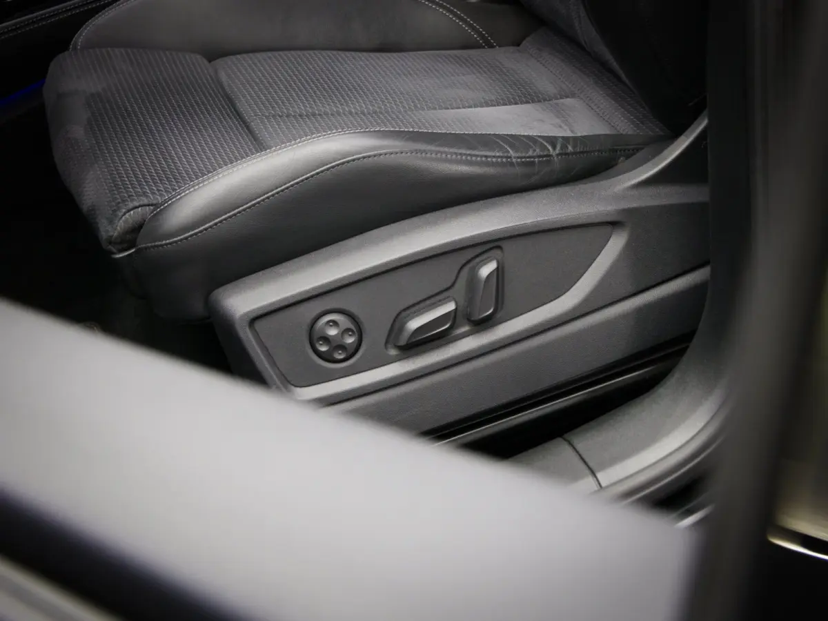 55 TFSI e S-Line Edition Competition (PANO, B&O, HEAD-UP, SFEERVERLICHTING, APLE CARPLAY/ANDROID AUTO, STOELVERWARMING)