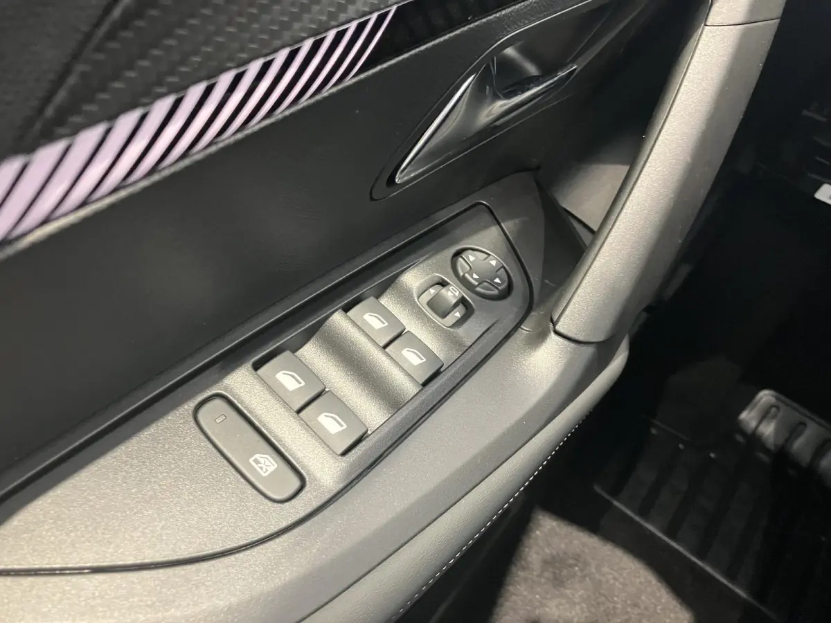 1.2 Hybrid Allure l Automaat l Apple carplay & Android auto l Parkeersensoren l Camera