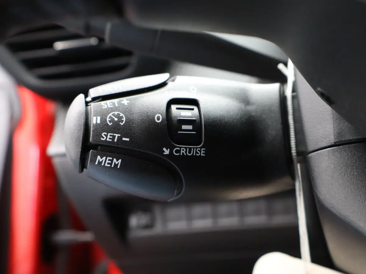 1.2 PureTech 100 Allure 1e Eigenaar | Parkeersenoren Voor en Achter | Camera | Climate Control | Apple Carplay/Android Auto | Cruise Control