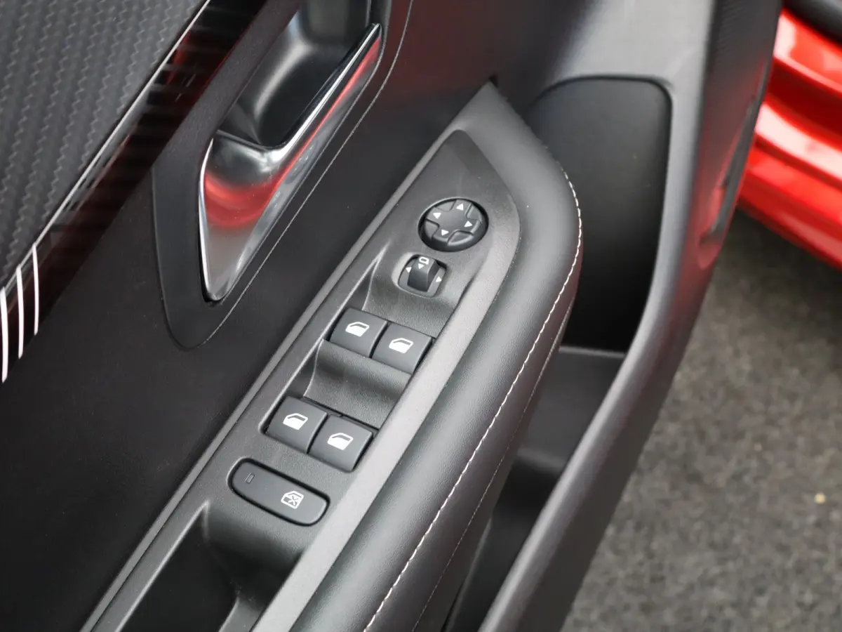 1.2 PureTech 100 Allure 1e Eigenaar | Parkeersenoren Voor en Achter | Camera | Climate Control | Apple Carplay/Android Auto | Cruise Control