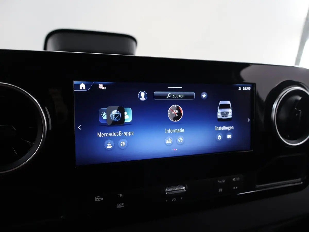 315 L2H2 RWD PRO | 3500KG trekken | Facelift | Carplay | 3-zits | Camera