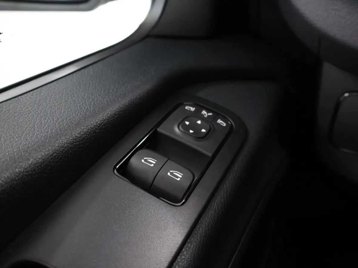 315 L2H2 RWD PRO | 3500KG trekken | Facelift | Carplay | 3-zits | Camera