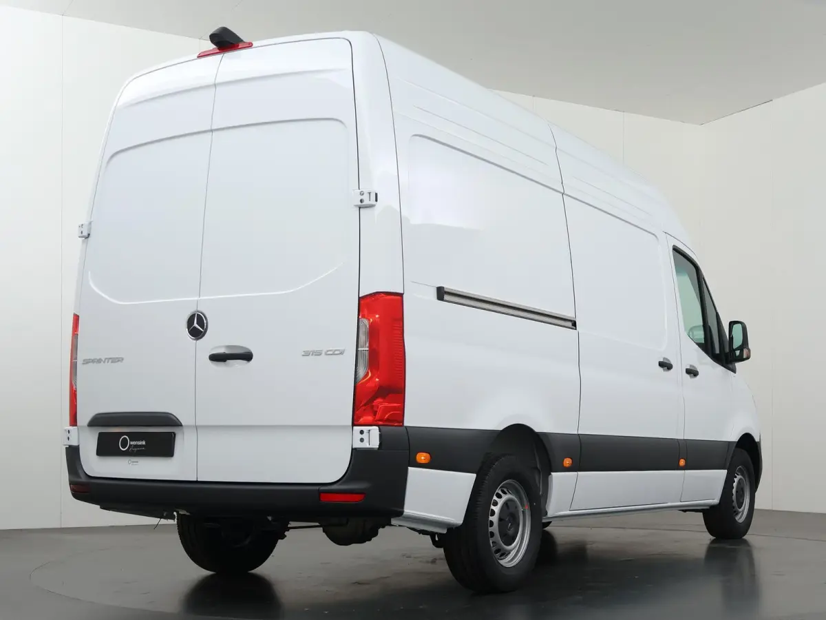 315 L2H2 RWD PRO | 3500KG trekken | Facelift | Carplay | 3-zits | Camera