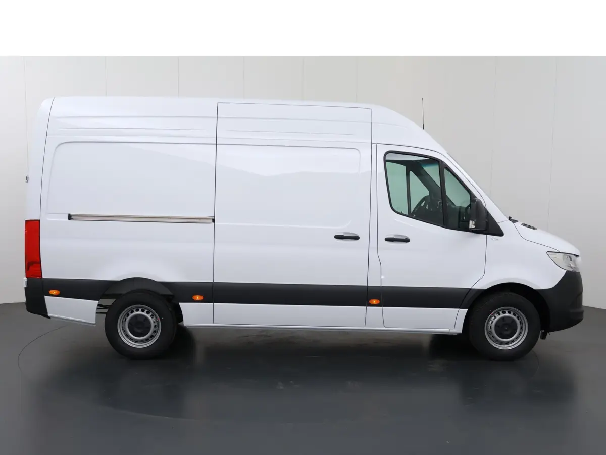 315 L2H2 RWD PRO | 3500KG trekken | Facelift | Carplay | 3-zits | Camera