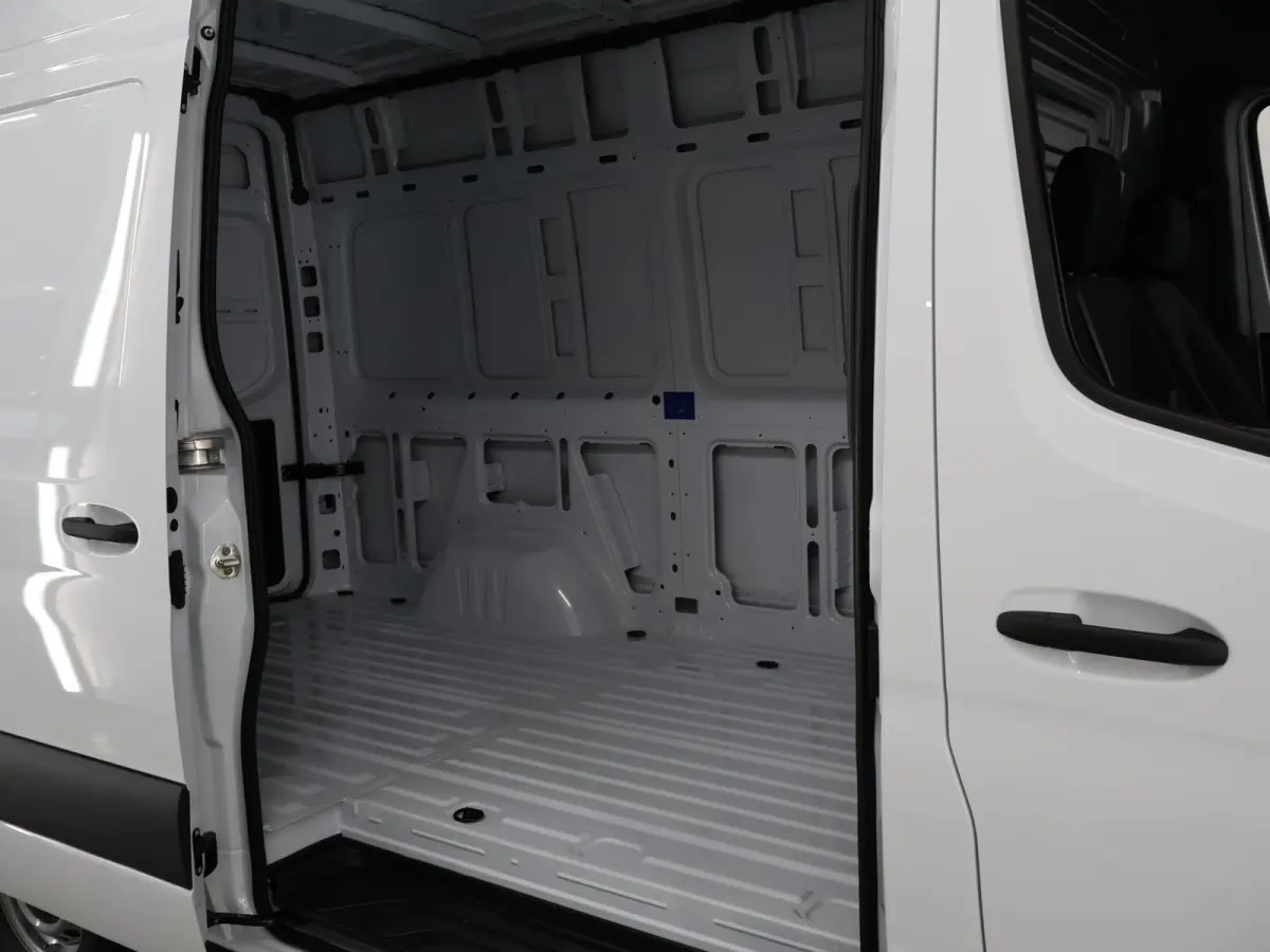 315 L2H2 RWD PRO | 3500KG trekken | Facelift | Carplay | 3-zits | Camera
