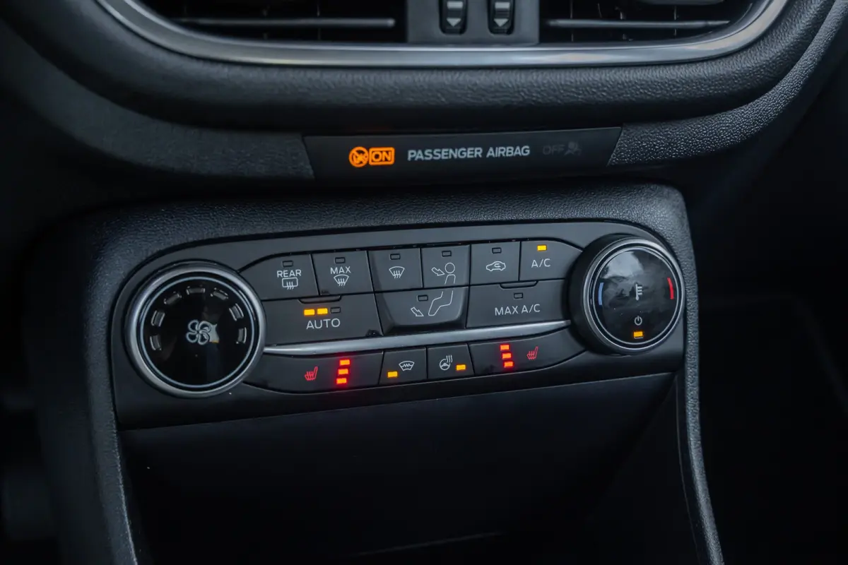 1.0 EcoBoost Hybrid Titanium | Apple Carplay/Android Auto | Keyless | Stoel- Stuurverwarming | | Airco (automatisch) | Apple Carplay/Android Auto|telefoonintegratie premium | Keyless entry
