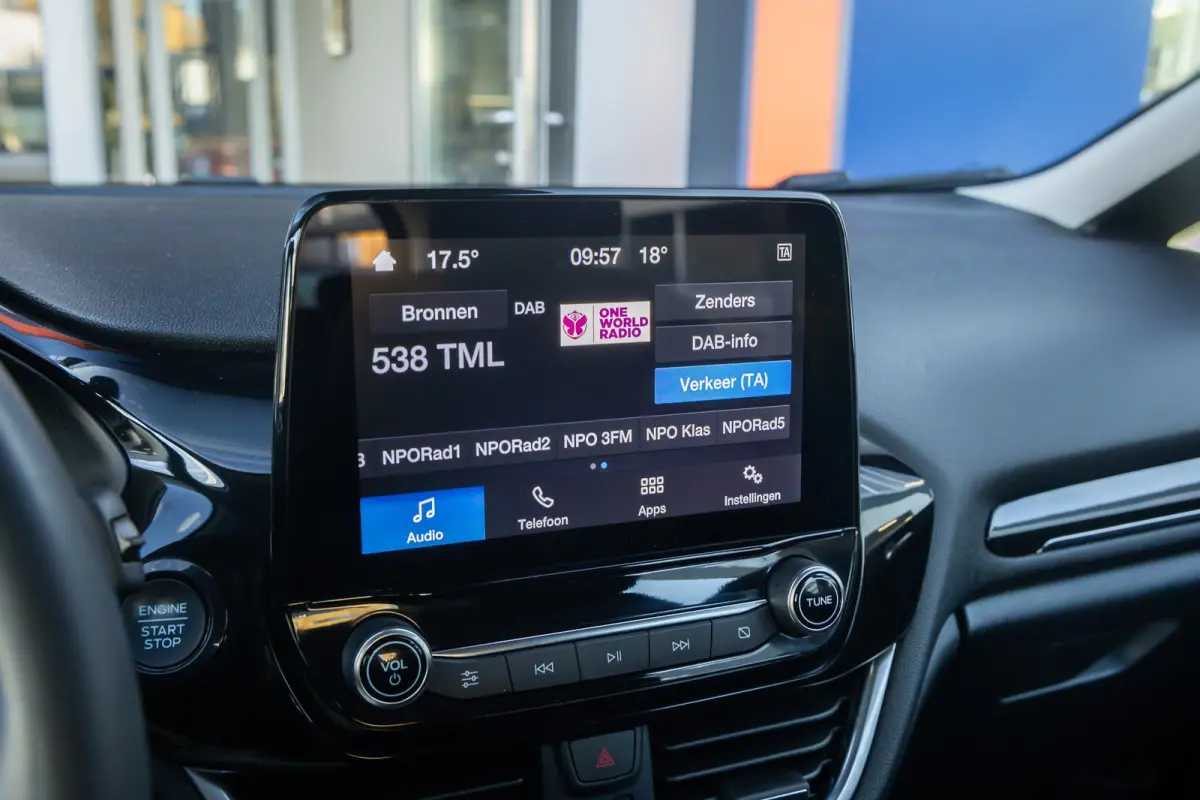 1.0 EcoBoost Hybrid Titanium | Apple Carplay/Android Auto | Keyless | Stoel- Stuurverwarming | | Airco (automatisch) | Apple Carplay/Android Auto|telefoonintegratie premium | Keyless entry