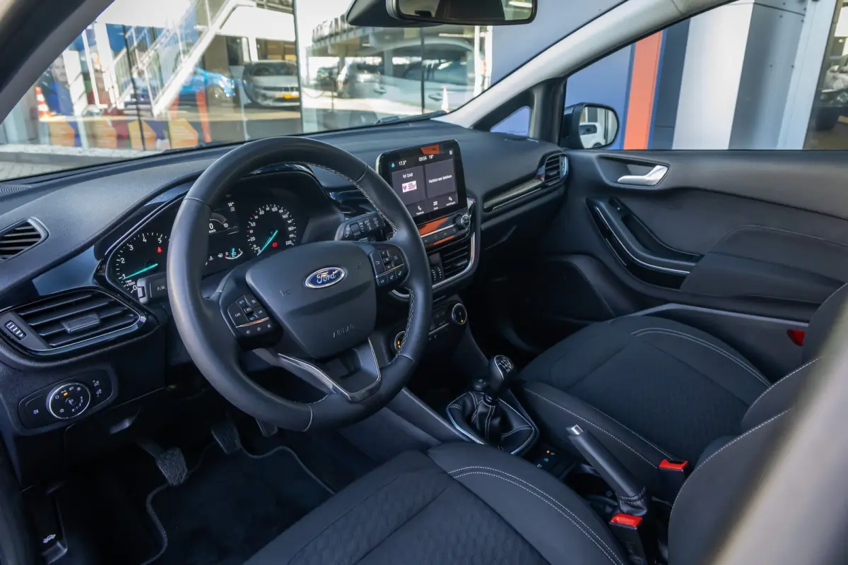 1.0 EcoBoost Hybrid Titanium | Apple Carplay/Android Auto | Keyless | Stoel- Stuurverwarming | | Airco (automatisch) | Apple Carplay/Android Auto|telefoonintegratie premium | Keyless entry