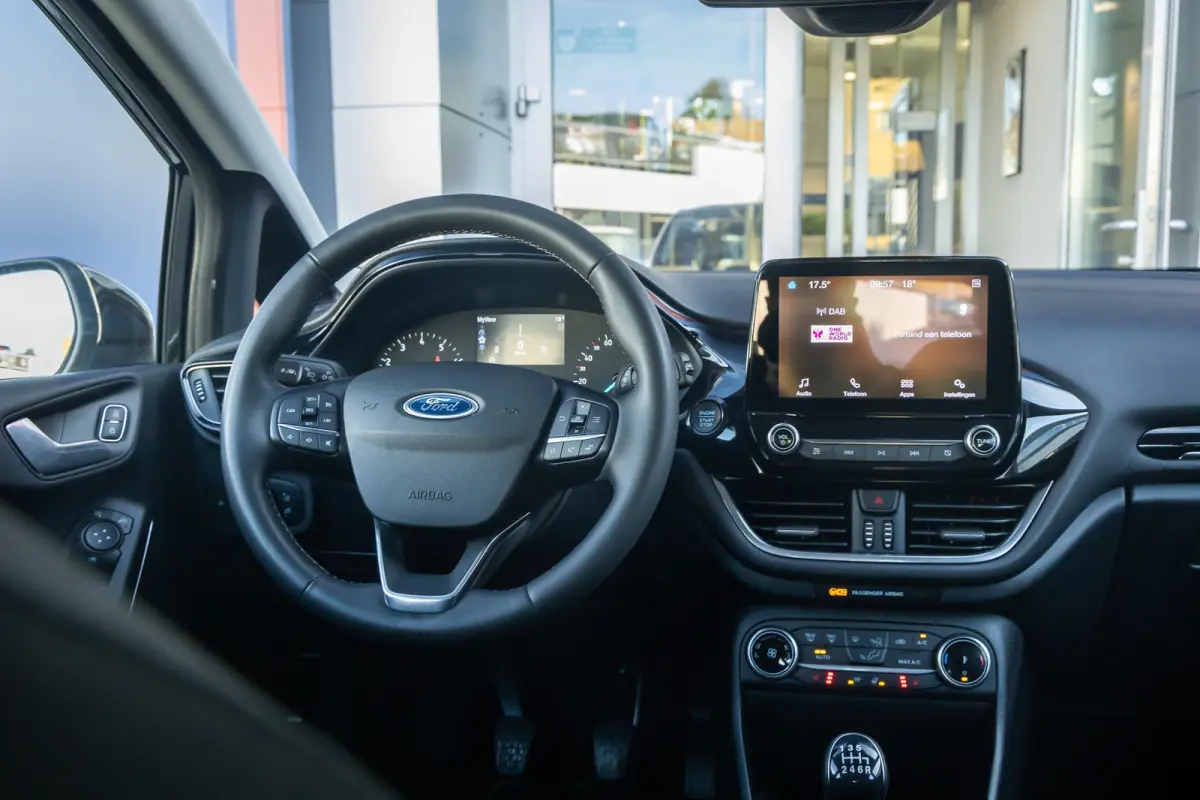 1.0 EcoBoost Hybrid Titanium | Apple Carplay/Android Auto | Keyless | Stoel- Stuurverwarming | | Airco (automatisch) | Apple Carplay/Android Auto|telefoonintegratie premium | Keyless entry