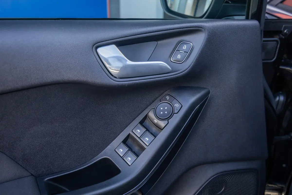 1.0 EcoBoost Hybrid Titanium | Apple Carplay/Android Auto | Keyless | Stoel- Stuurverwarming | | Airco (automatisch) | Apple Carplay/Android Auto|telefoonintegratie premium | Keyless entry