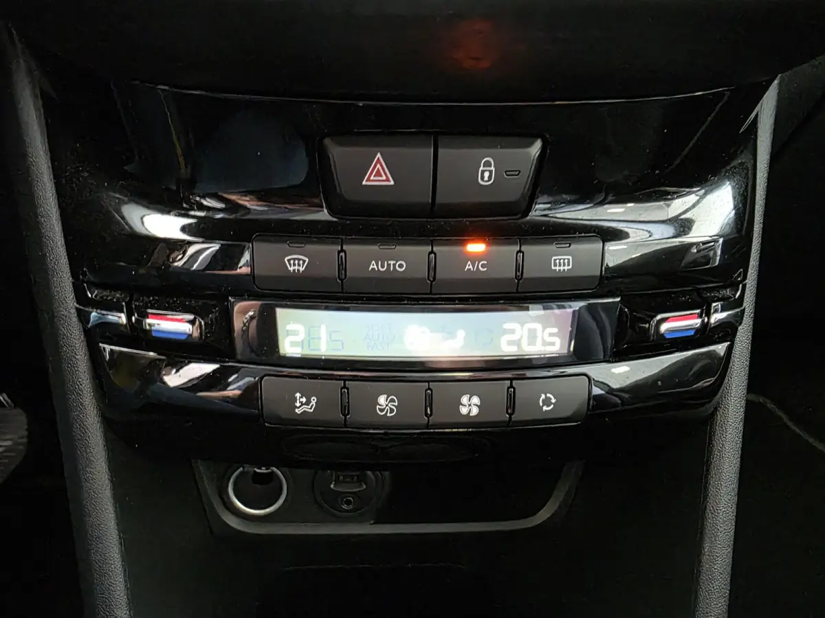 1.2 PureTech Allure | 100% Onderhouden | Pano | Airco