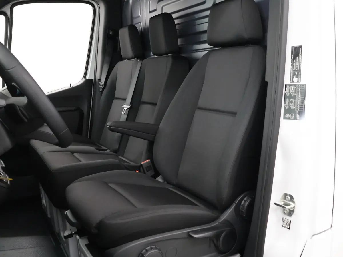 315 L2H2 RWD PRO | 3500KG trekken | Facelift | Carplay | 3-zits | Camera