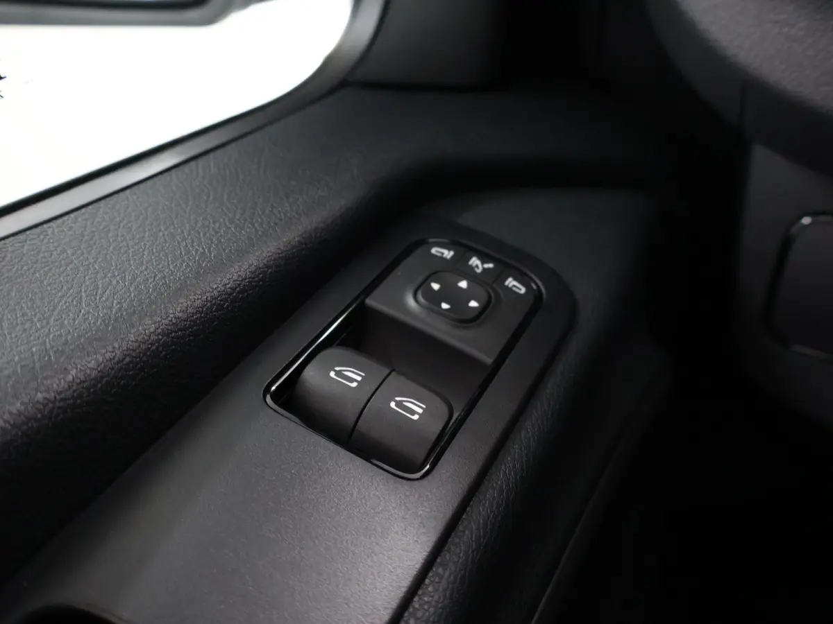 315 L2H2 RWD PRO | 3500KG trekken | Facelift | Carplay | 3-zits | Camera