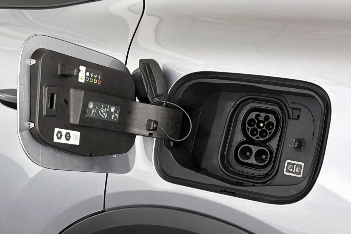 Feel 50 kWh Apple CarPlay Climate Control 18"