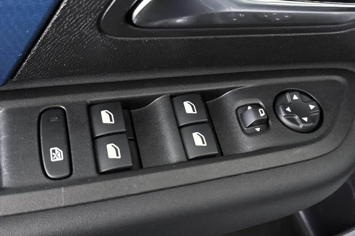 Feel 50 kWh Apple CarPlay Climate Control 18"