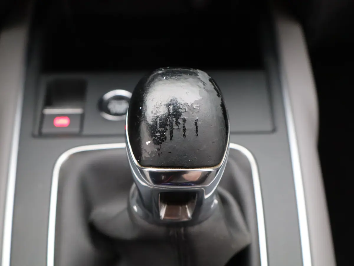 1.2 PureTech Feel | Cruise Control | Camera | Parkeersensoren | Climate Control | Half Lederen Bekleding | Apple Carplay/Android Auto