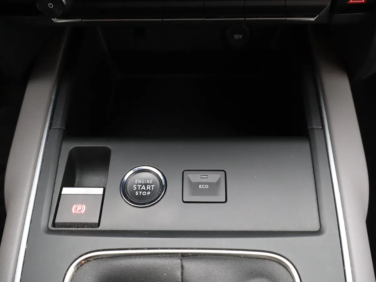 1.2 PureTech Feel | Cruise Control | Camera | Parkeersensoren | Climate Control | Half Lederen Bekleding | Apple Carplay/Android Auto
