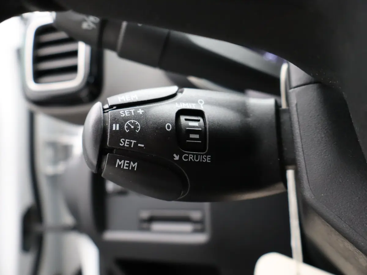 1.2 PureTech Feel | Cruise Control | Camera | Parkeersensoren | Climate Control | Half Lederen Bekleding | Apple Carplay/Android Auto
